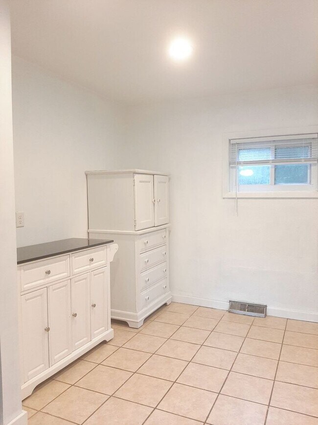 Foto del edificio - 3 Bed/2 Bath with Fenced in Back Yard - Av...