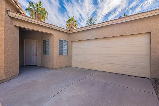 Foto del edificio - Spacious home with a back yard