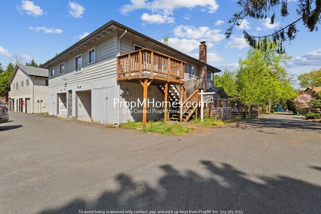 Building Photo - Upper Level 2-Bedroom in Highland – Deck, ...