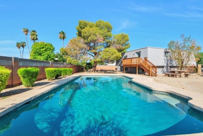 Foto del edificio - 1735 E La Jolla Dr