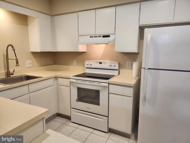 Building Photo - 5 Summit Ct