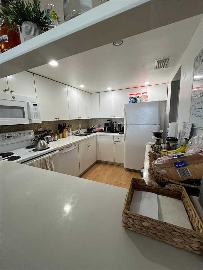 Building Photo - 2 bedroom in North miami FL 33181