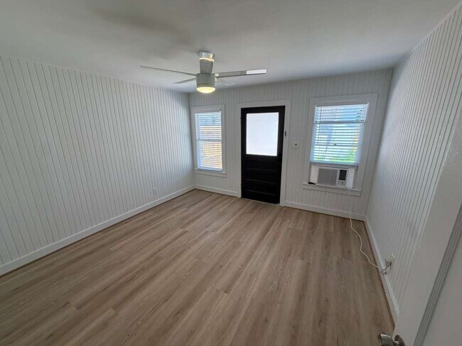Living room - 1109 Walton St