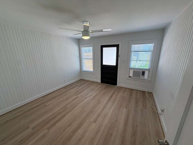 Living room - 1109 Walton St
