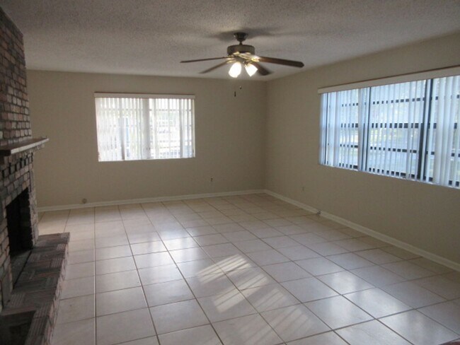 Foto del edificio - Oviedo 3 bedroom 2 bath home with fenced b...