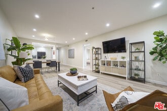 Building Photo - 625 S Berendo St