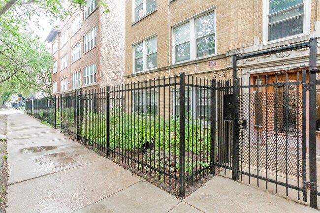 Building Photo - 848 W Agatite Ave