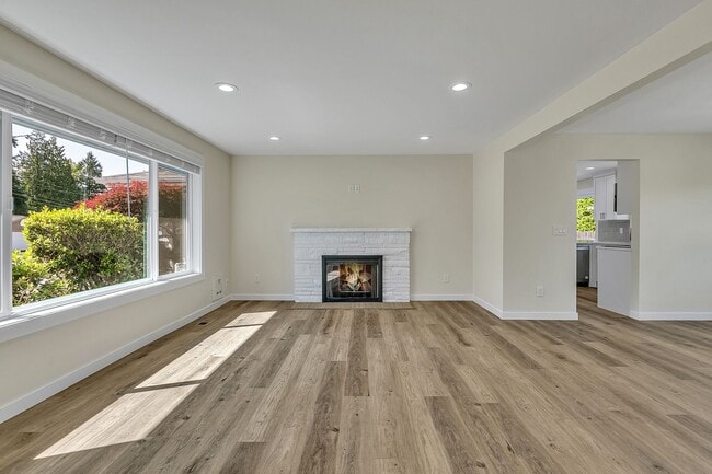 Foto del edificio - Freshly Remodeled Burien Rambler