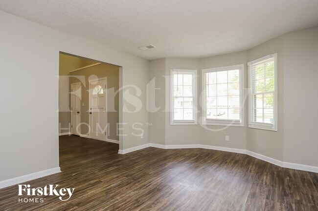 Foto del edificio - 1083 Forest Heights Rd