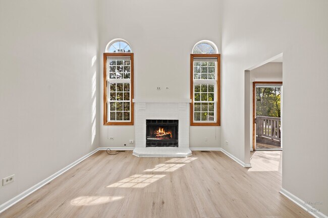 Building Photo - 615 W Parkside Dr