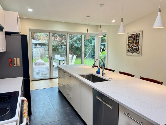 Photo - Fantastic Rambler in Lake Hills with A/C! House