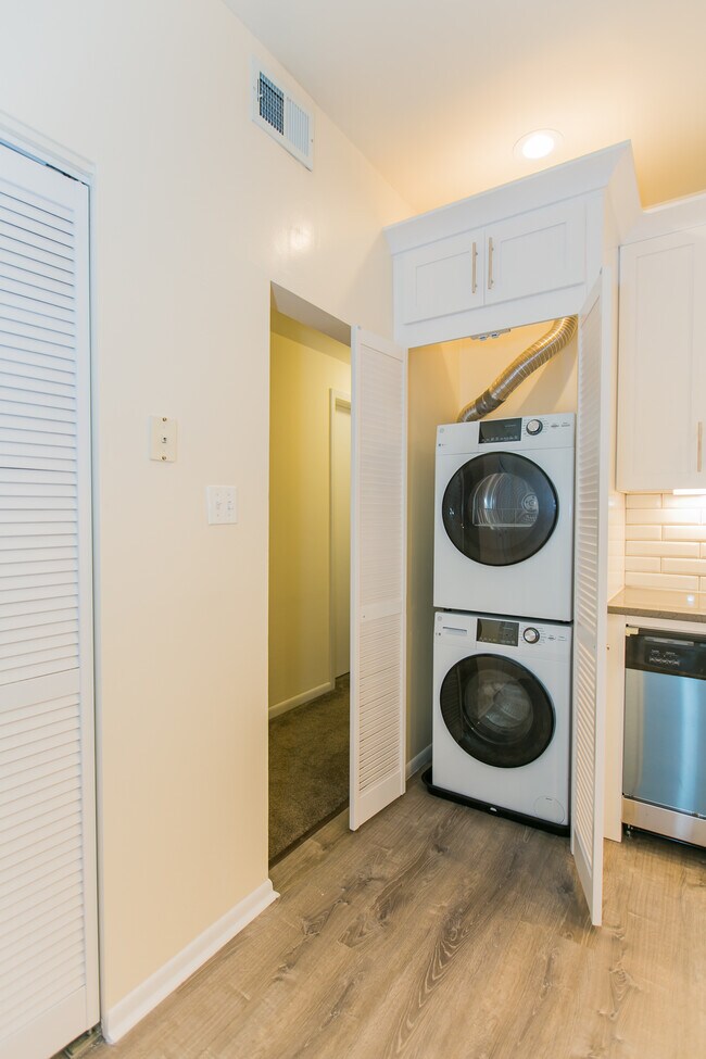 Building Photo - 2342 Clark N St