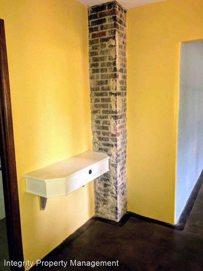 Building Photo - 2 br, 1.5 bath House - 647 Salem Avenue
