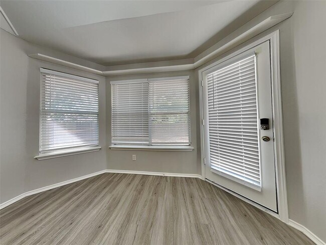 Foto del edificio - 310 Masonwood Dr