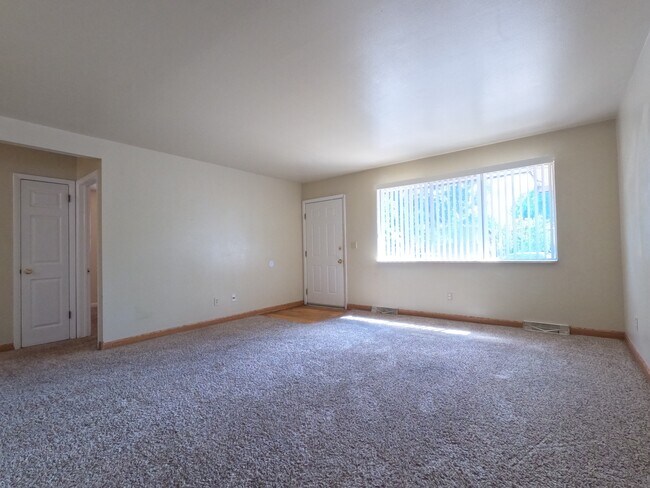 Building Photo - 2737 Leisure Dr