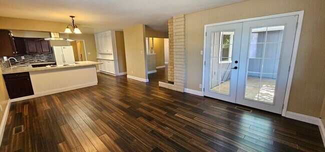 Building Photo - 3 bed 2.5 bath 2 car garage Old South West...