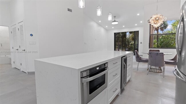 Building Photo - 15533 N Miami Lakeway