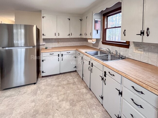 Foto del edificio - 241 Mallego Rd