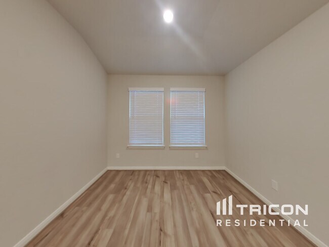 Foto del edificio - 13530 Paxton Blvd