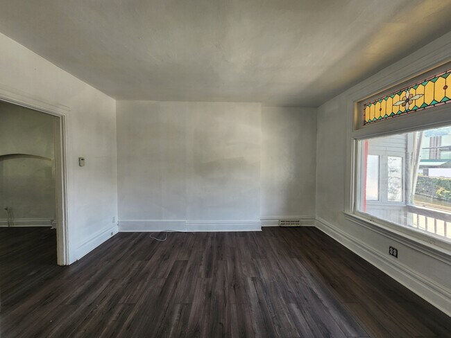 Foto del edificio - 446 Airbrake Ave