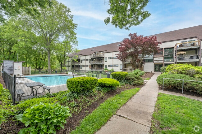 Deerfield Woods Condominiums
