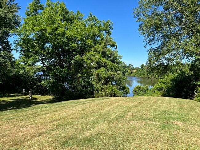 Building Photo - 1115 Bracketts Farm Rd