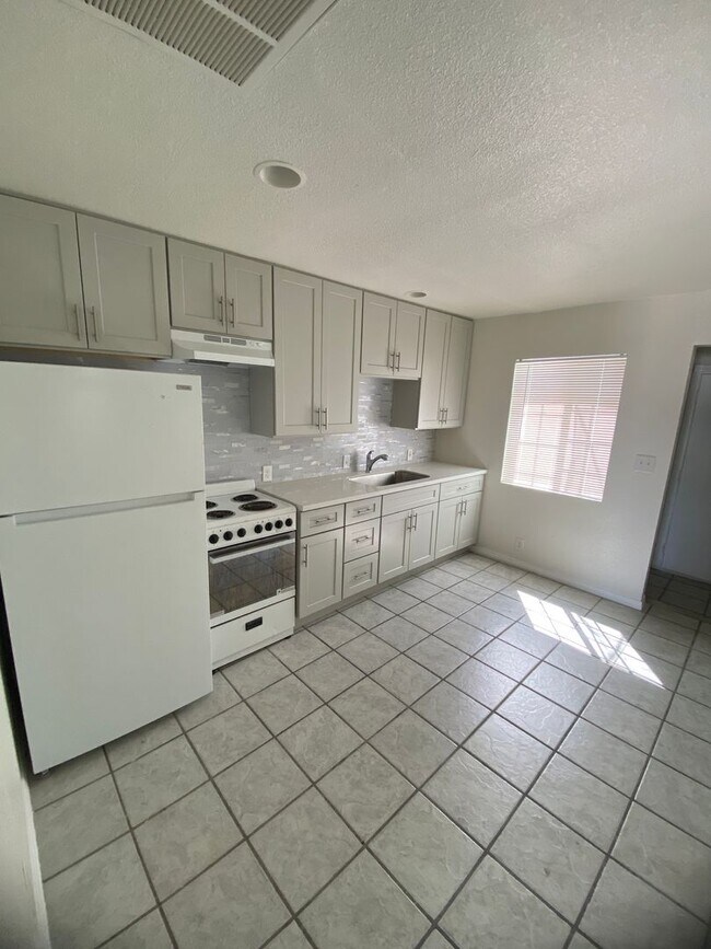 Building Photo - 3p2538