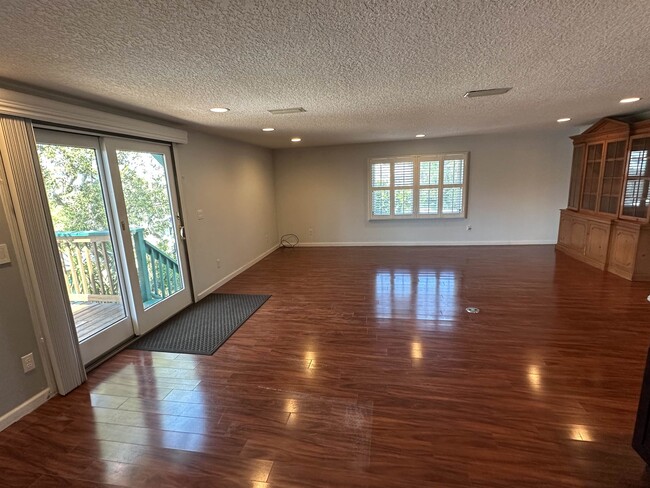 Foto del edificio - 6951 Middleton Ave