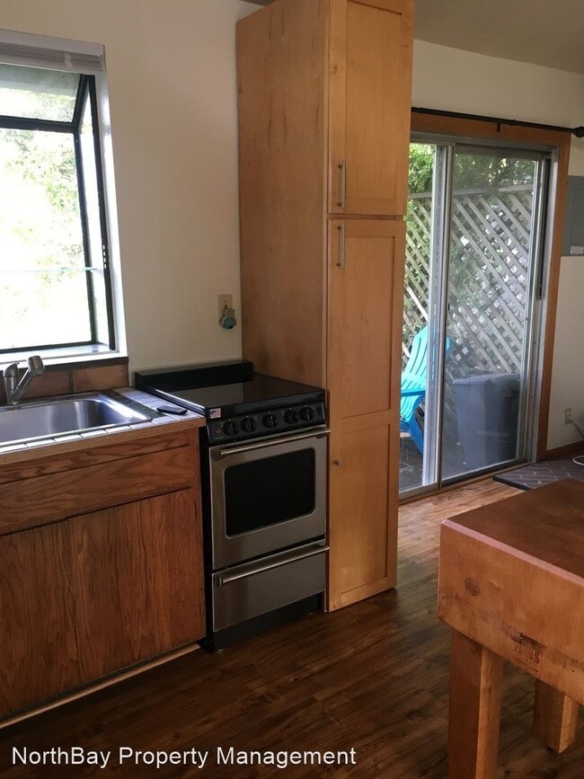 Foto del edificio - 1 br, 1 bath House - 394 Gold Ridge Rd