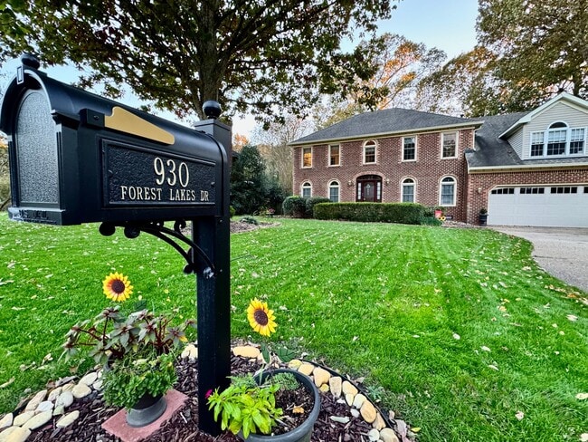 Foto del edificio - Be Home For The Holidays! Fabulous 4-Bedroom Home w/2-Car Attached Garage! Pet Friendly - Screene...