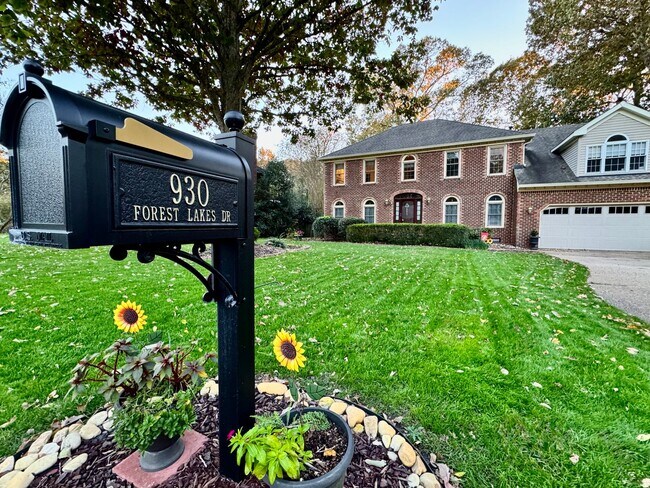 Building Photo - Fabulous 4-Bedroom Home w/2-Car Attached Garage! Dog Friendly - Screened Porch!
