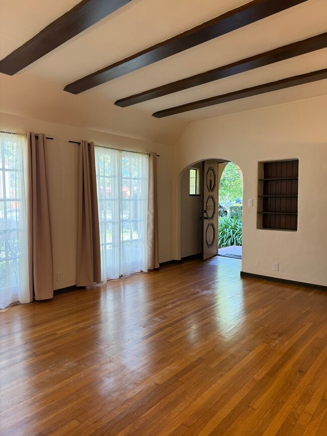 Vista del salón hacia la entrada - 795 N 2nd St