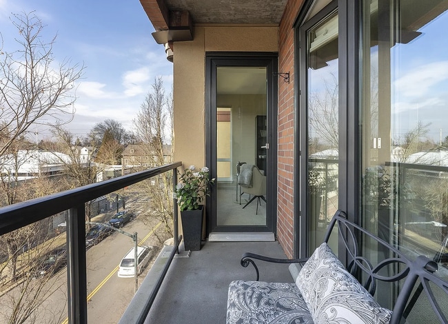 Balcón vista norte - 1620 NE Broadway St