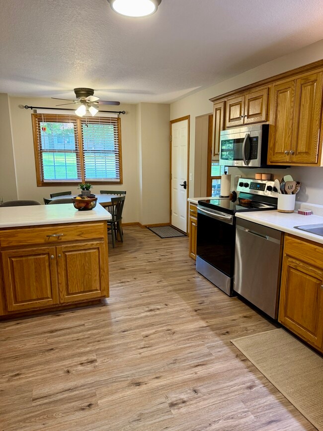 Building Photo - 2202 Pinehurst Dr
