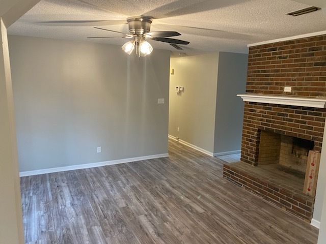 Building Photo - Newly Renovated home awaits you!