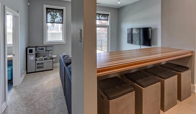 Building Photo - Luxury Downtown Condo!!