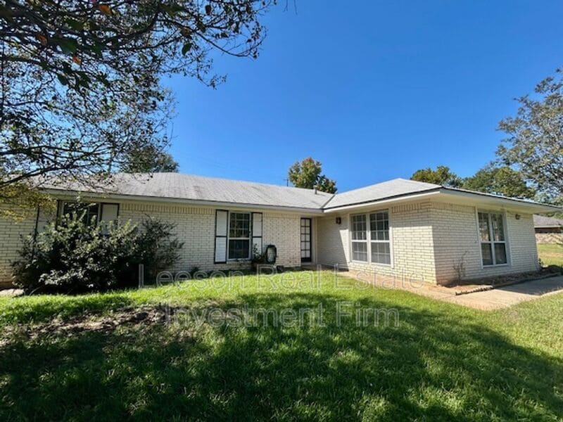 Primary Photo - 302 Avenida Dr