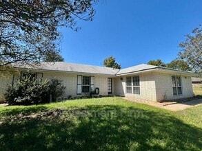 Building Photo - 302 Avenida Dr