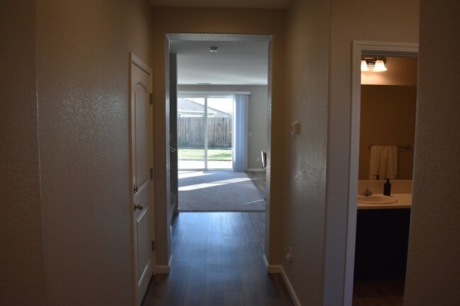 Building Photo - 652 Marybelle Dr