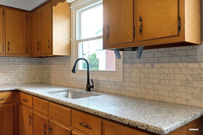Foto del edificio - Charming Renovated 2 Bedroom Home in an Up...