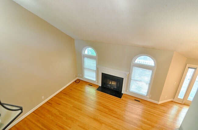 Building Photo - 3 bedroom Cul-de-sac Townhouse