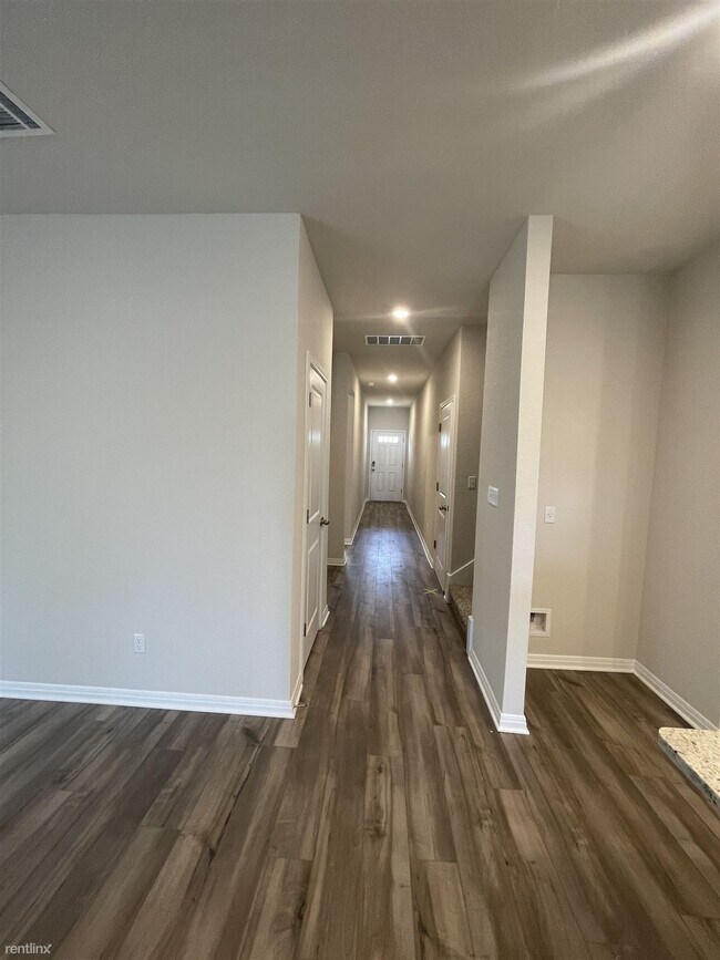 Building Photo - 5 br, 3 bath House - 1020 View Drive