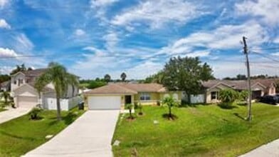 Building Photo - 724 Versailles Ln