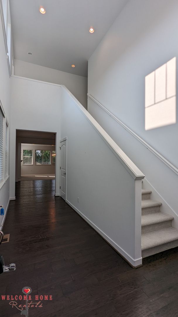 Foto del edificio - Beautiful open floorplan with FOUR large b...
