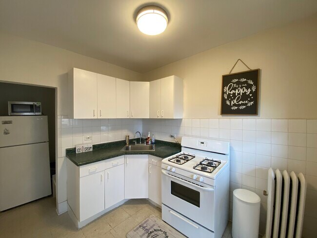 Foto del edificio - 3125 W Berteau Ave