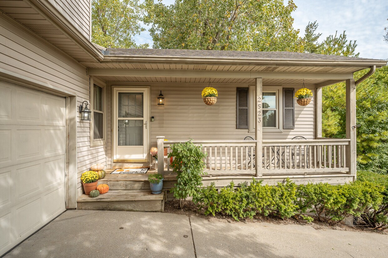 2523 Woodmeadow Dr SE, Grand Rapids, MI 49546 House Rental in Grand
