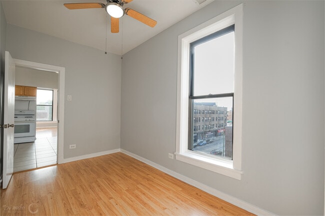Foto del edificio - 2418 N Clybourn Ave