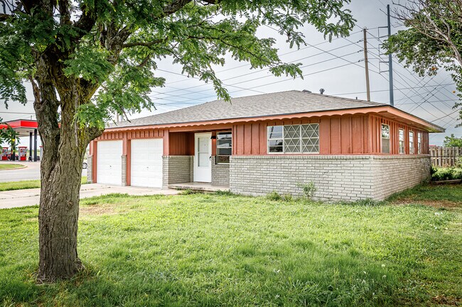 Building Photo - 4699 NW Ozmun Ave