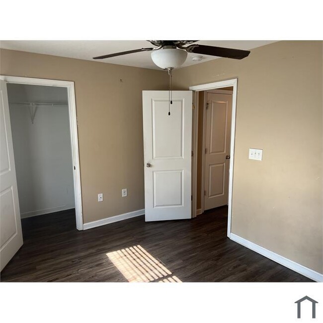 Building Photo - Renovated Townhome in Gated Community