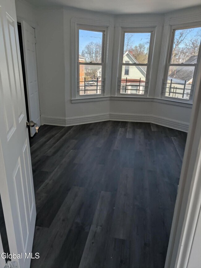 Foto del edificio - 120 Degraff St